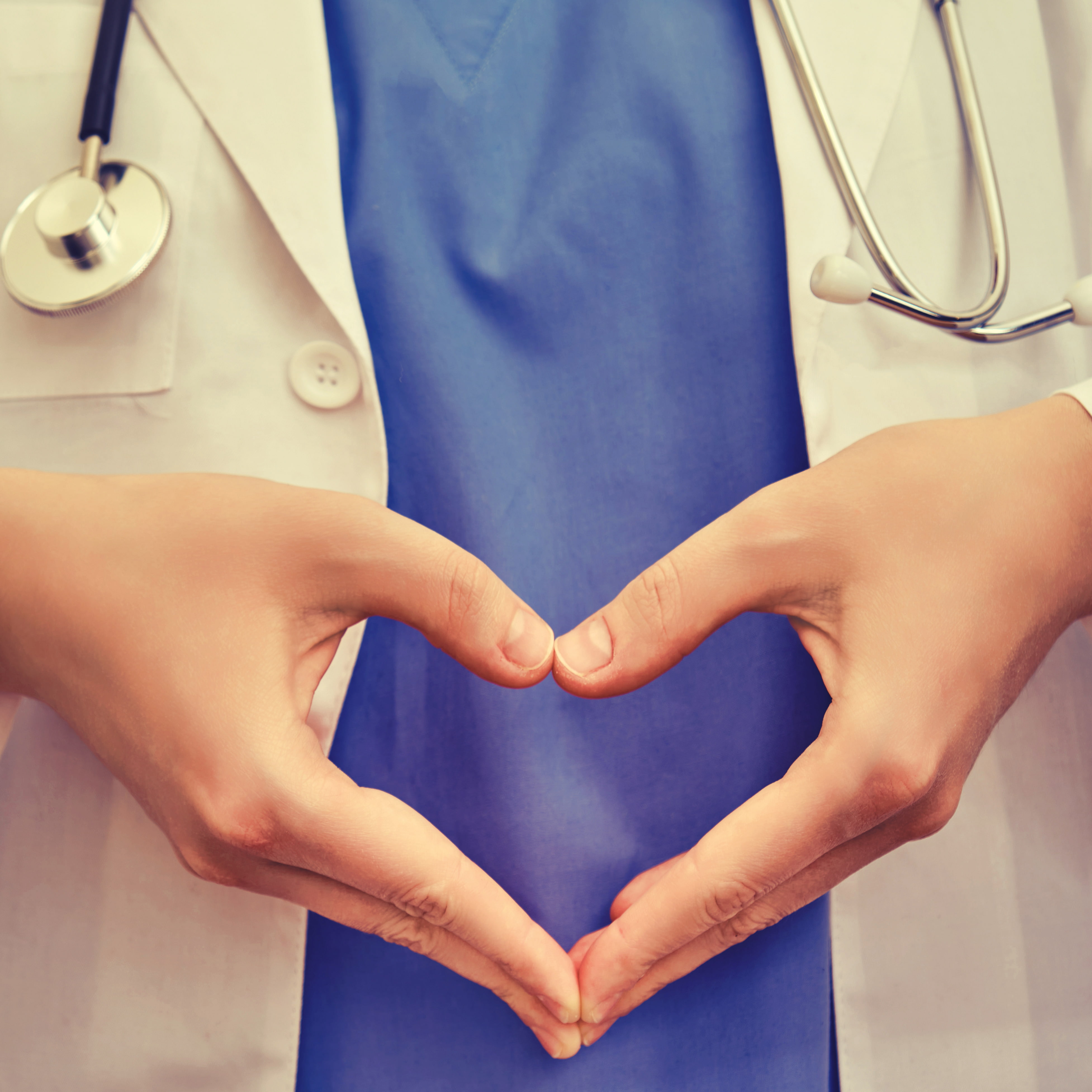 Dueña con su mascota consultando con dos veterinarios profesionales en una clínica veterinaria de Sevilla, entorno limpio y luminoso